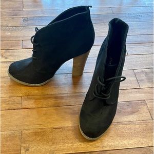 EUC Old Navy Black Suede Bootie Size 8, 4” Heel